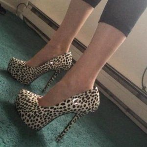 HEELS WHITE & BLACK PRINT PUMPS SIZE 7.5 (USED)